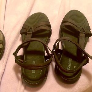 Sketchers 8W women’s summer sandal.